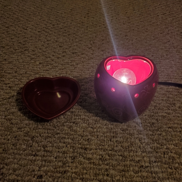 SCENTSY HUGS & KISSES Full Size Wax Warmer Valentines Red Heart Shaped RETIRED - Picture 4 of 6
